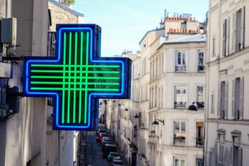 Pharmacy sign in France
